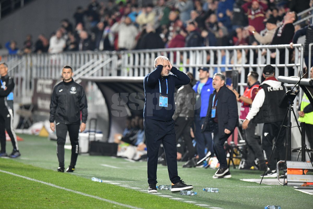 Incredibil ce a apărut pe ecusonul lui Șumudică la Rapid - U Cluj » Detaliul surprins de fotograful Gazetei