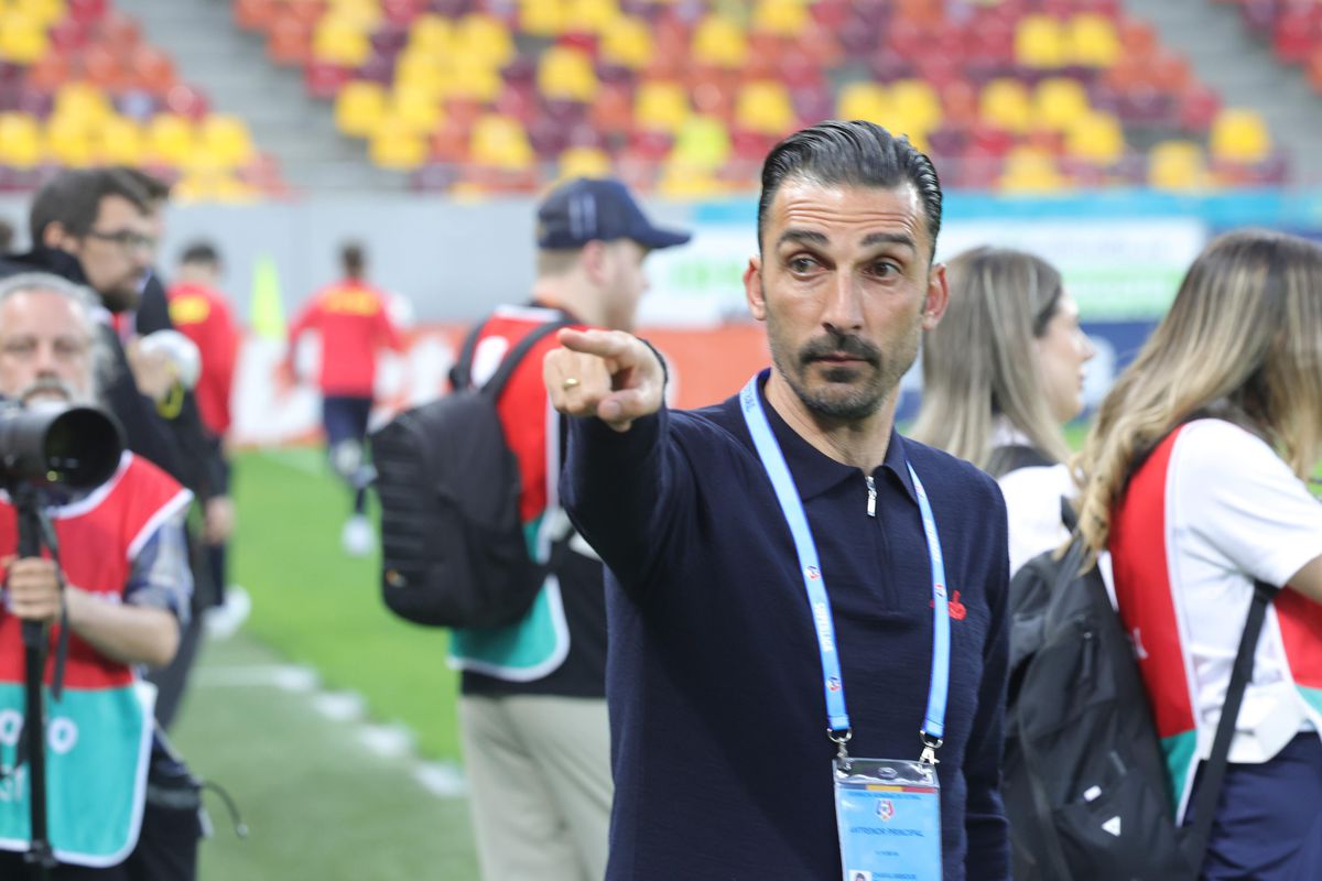 Imagini în premieră în Superliga » Cum au fost surprinși Elias Charalambous și Dan Petrescu înainte de FCSB - CFR Cluj