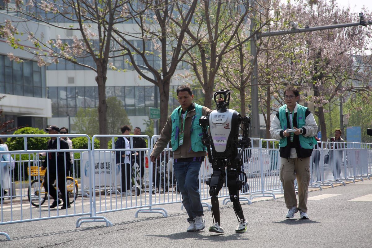 Primul semimaraton cu roboți umanoizi s-a disputat la Beijing