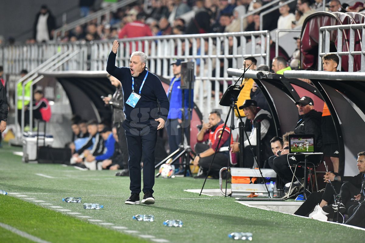 Incredibil ce a apărut pe ecusonul lui Șumudică la Rapid - U Cluj » Detaliul surprins de fotograful Gazetei