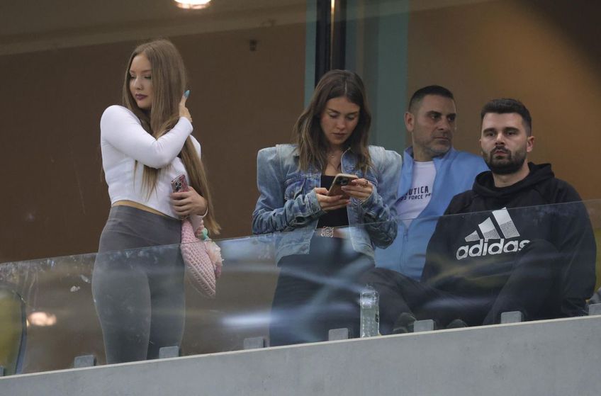 Teodora Stoica, cu ochii în telefon