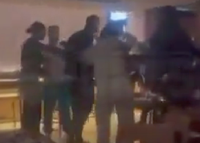 Momente șocante într-un restaurant! Deranjat că e filmat de un fan, sportivul l-a luat la bătaie și l-a băgat în spital!