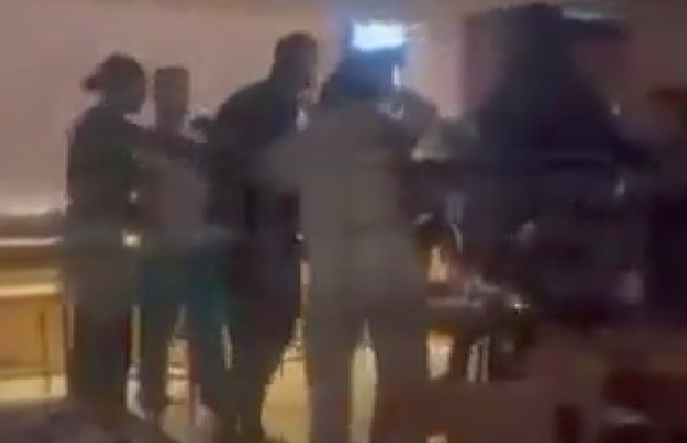 Momente șocante într-un restaurant! Deranjat că e filmat de un fan, sportivul l-a luat la bătaie și l-a băgat în spital!