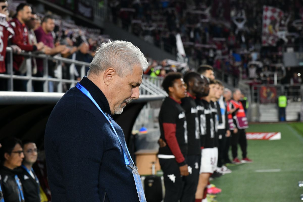 Incredibil ce a apărut pe ecusonul lui Șumudică la Rapid - U Cluj » Detaliul surprins de fotograful Gazetei