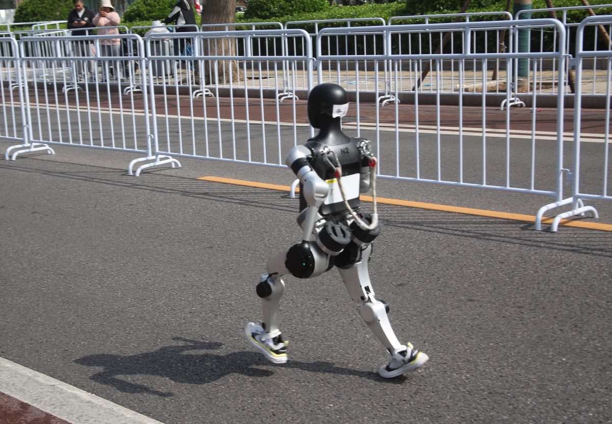 Primul semimaraton cu roboți umanoizi s-a disputat la Beijing