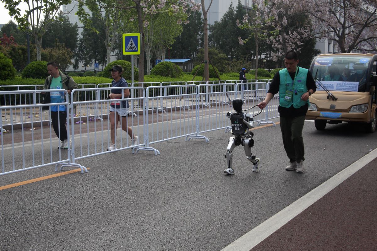 Primul semimaraton cu roboți umanoizi s-a disputat la Beijing