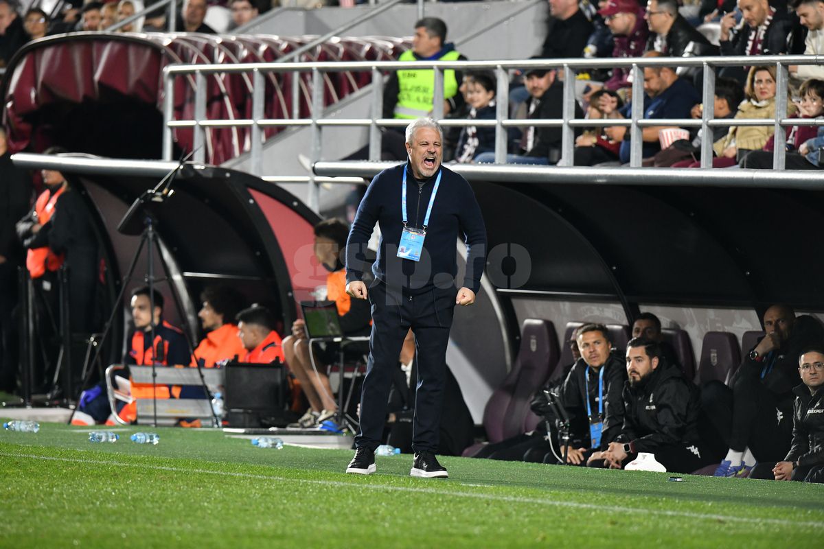 Incredibil ce a apărut pe ecusonul lui Șumudică la Rapid - U Cluj » Detaliul surprins de fotograful Gazetei