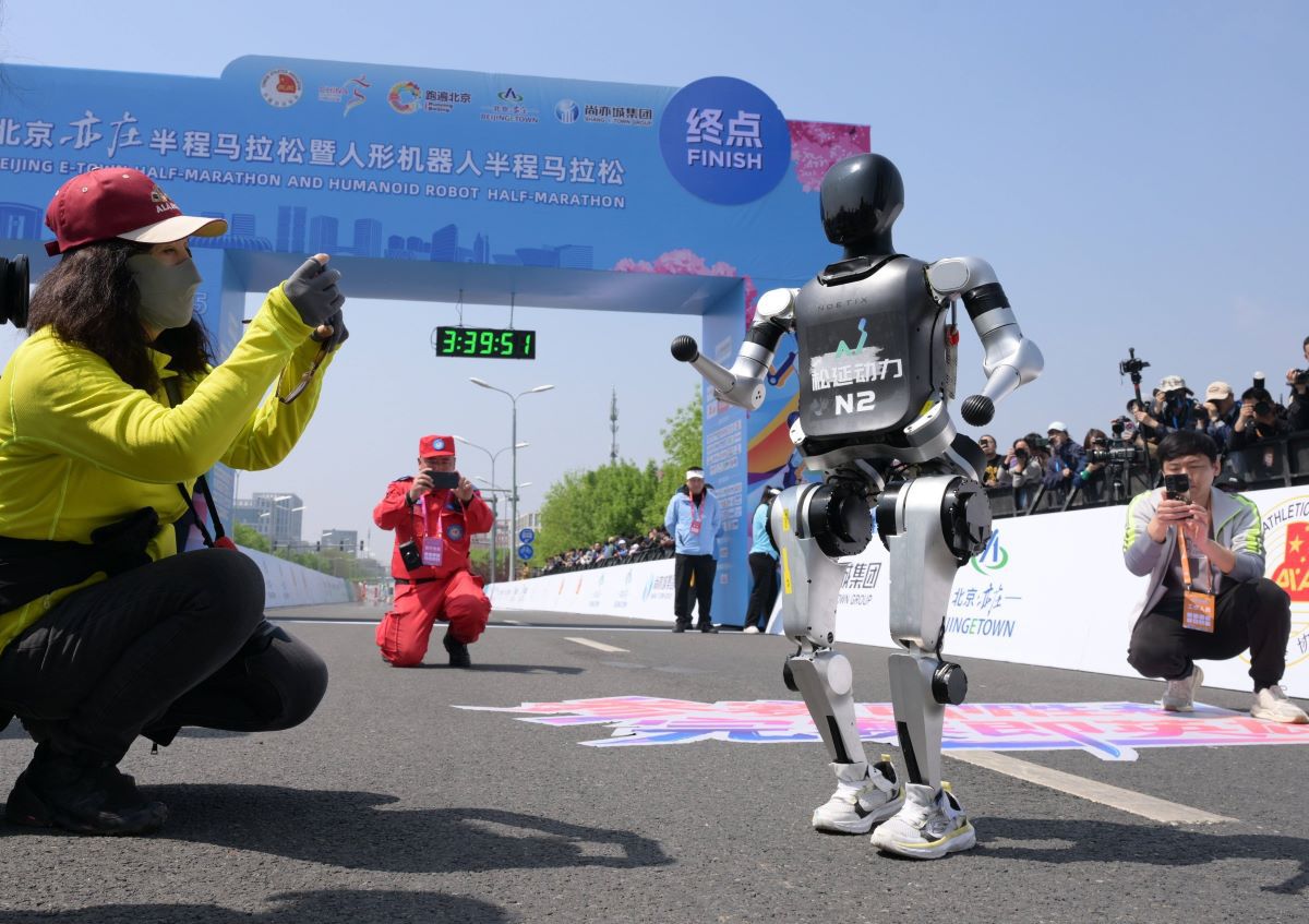 Primul semimaraton la care au participat roboți umanoizi s-a disputat în China » Ce timpi s-au înregistrat la final