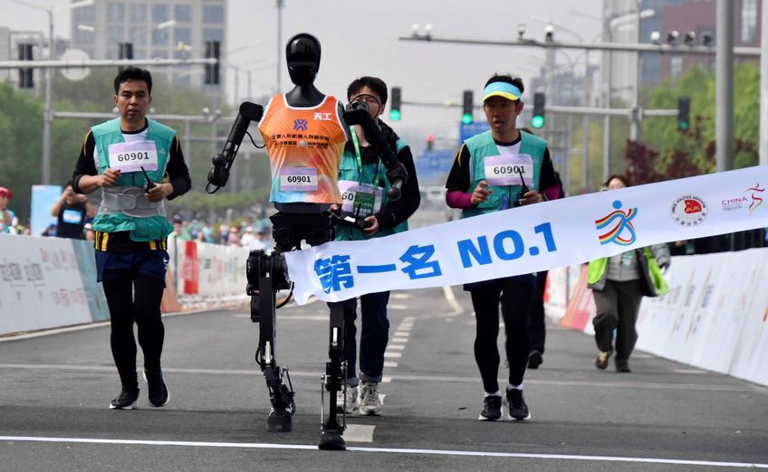 Primul semimaraton cu roboți umanoizi disputat în China, la Beijing Foto: Imago Images
