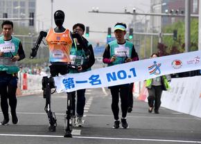 Primul semimaraton la care au participat roboți umanoizi s-a disputat în China » Ce timpi s-au înregistrat la final
