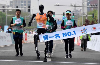 Primul semimaraton la care au participat roboți umanoizi s-a disputat în China » Ce timpi s-au înregistrat la final