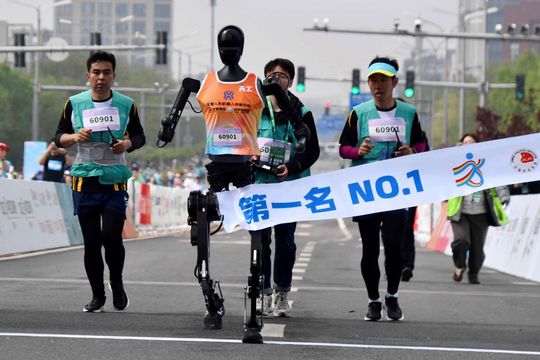 Primul semimaraton cu roboți umanoizi disputat în China, la Beijing Foto: Imago Images