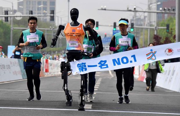 Primul semimaraton la care au participat roboți umanoizi s-a disputat în China » Ce timpi s-au înregistrat la final
