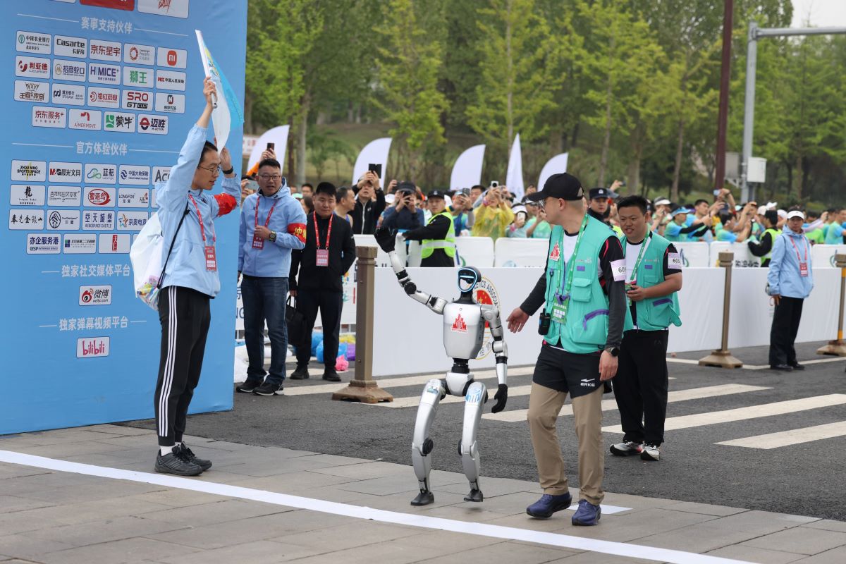 Primul semimaraton la care au participat roboți umanoizi s-a disputat în China » Ce timpi s-au înregistrat la final