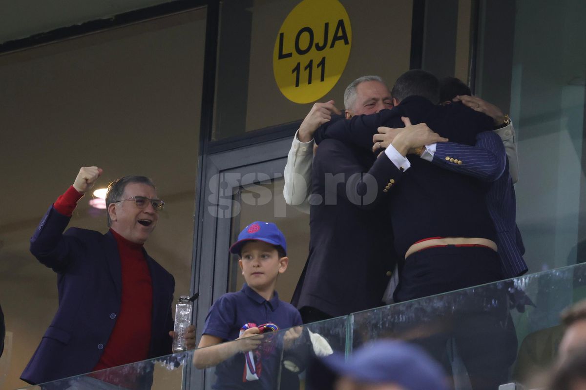 Mihai Stoica a oferit imaginile serii după FCSB - CFR Cluj: cum a trăit în lojă finalul dramatic și pe cine a îmbrățișat după succes