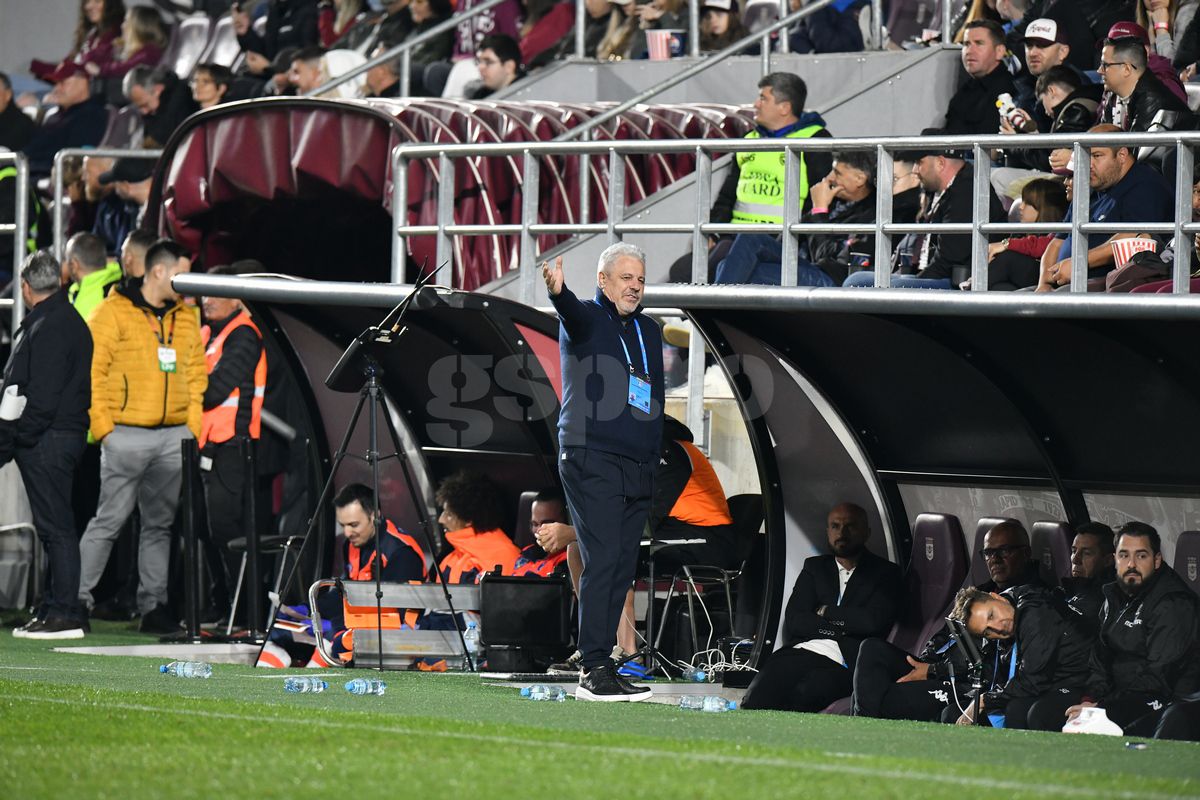 Incredibil ce a apărut pe ecusonul lui Șumudică la Rapid - U Cluj » Detaliul surprins de fotograful Gazetei