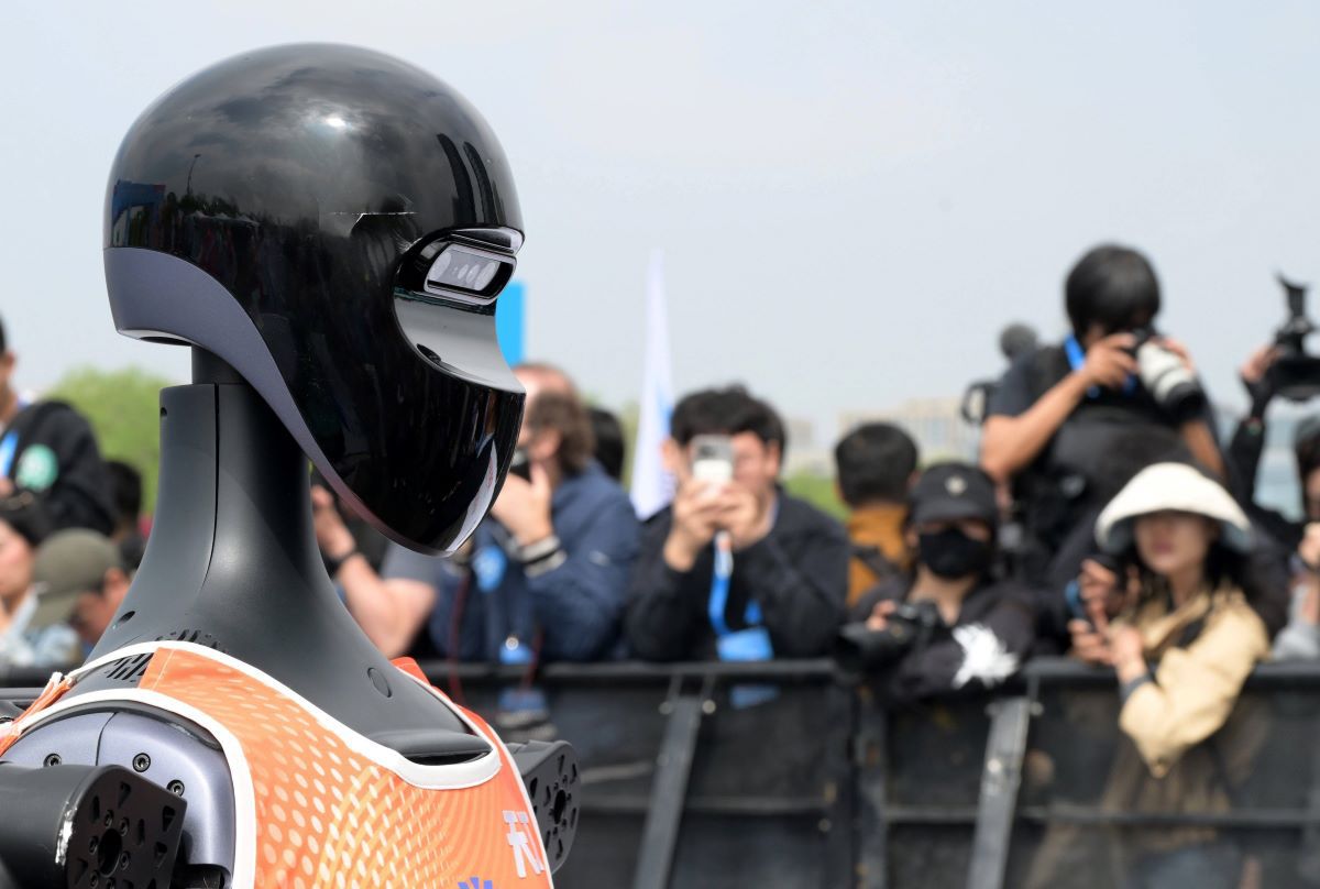 Primul semimaraton la care au participat roboți umanoizi s-a disputat în China » Ce timpi s-au înregistrat la final