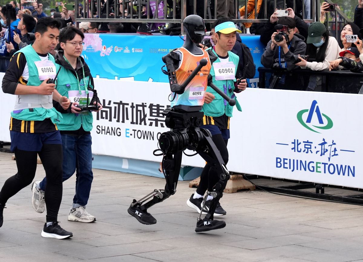 Primul semimaraton cu roboți umanoizi s-a disputat la Beijing
