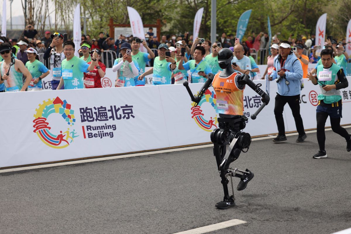 Primul semimaraton cu roboți umanoizi s-a disputat la Beijing