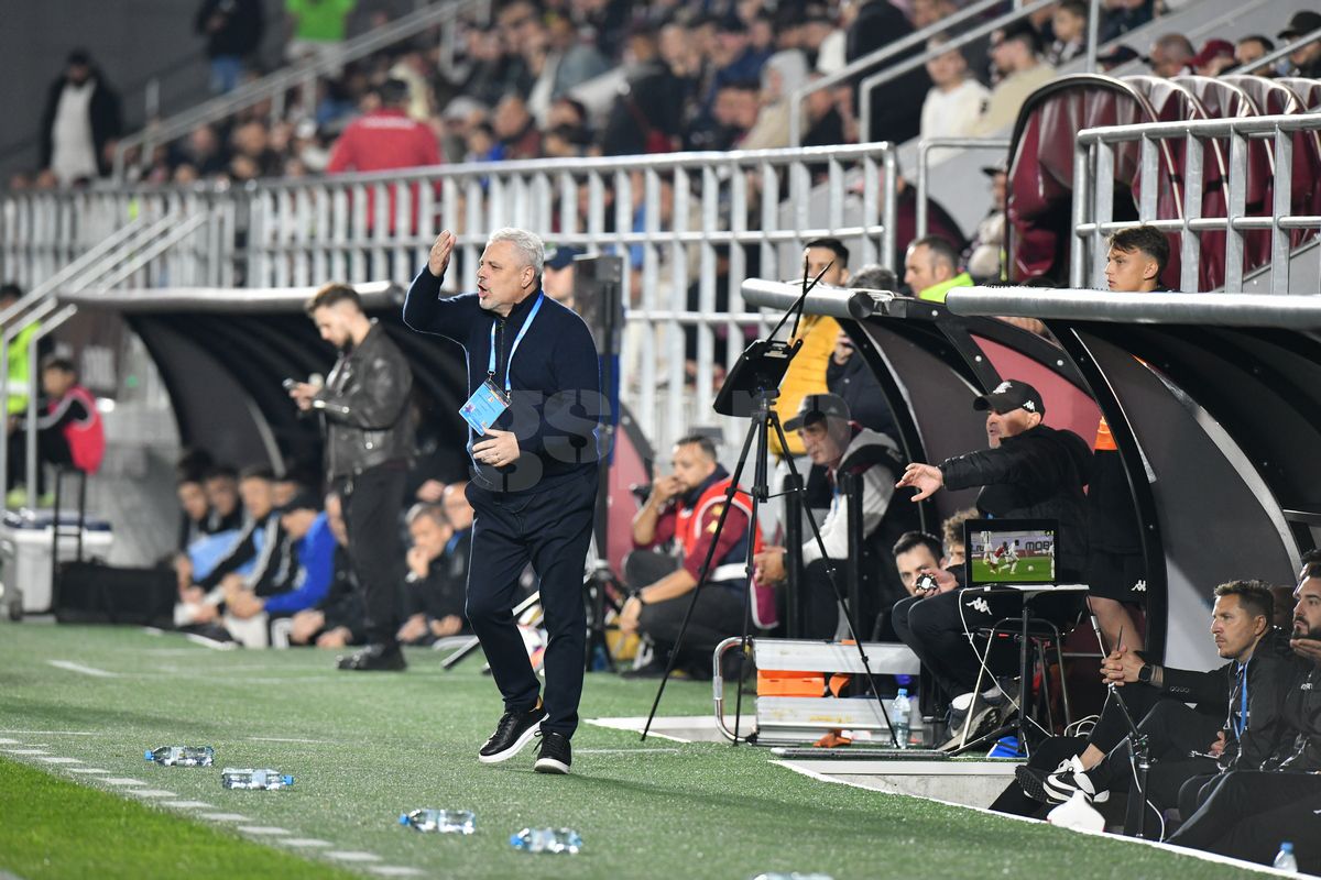 Incredibil ce a apărut pe ecusonul lui Șumudică la Rapid - U Cluj » Detaliul surprins de fotograful Gazetei