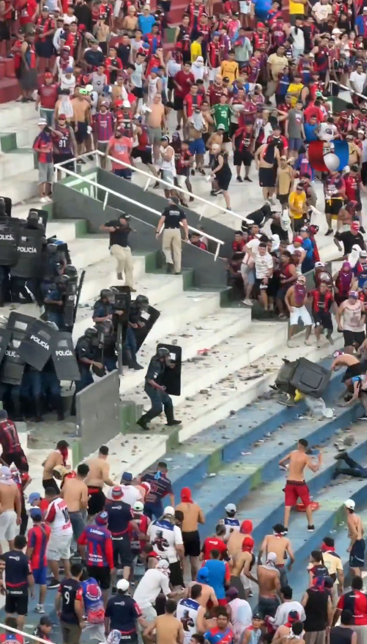 Haos la derby-ul din Paraguay! Femeie însărcinată evacuată, polițiști transportați la spital