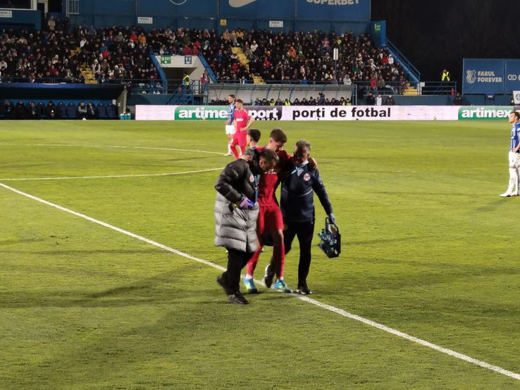 David Miculescu s-a accidentat în Farul - FCSB // FOTO: Ionuț Coman (GSP.ro)