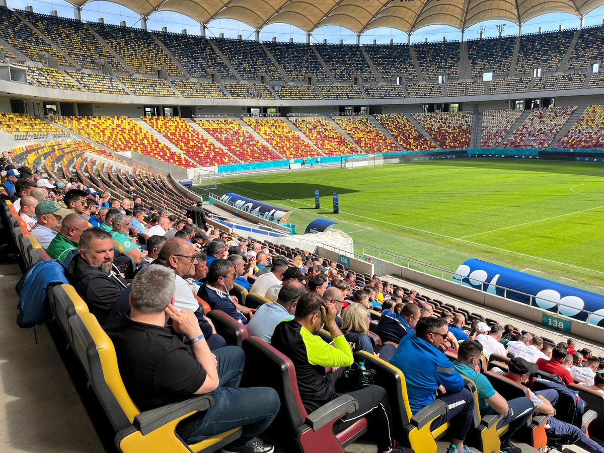 Cine e fostul fotbalist care s-a pozat cu Gică Hagi la evenimentul FRF de astăzi: au intrat în vestiarul Stelei în aceeași zi