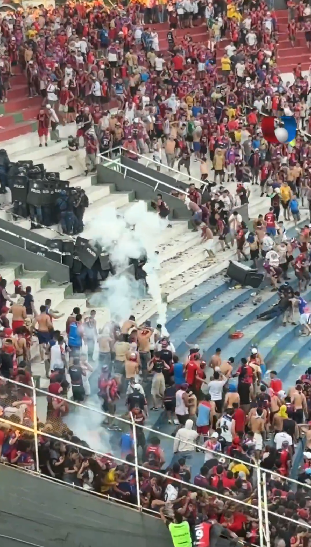 Haos la derby-ul din Paraguay! Femeie însărcinată evacuată, polițiști transportați la spital