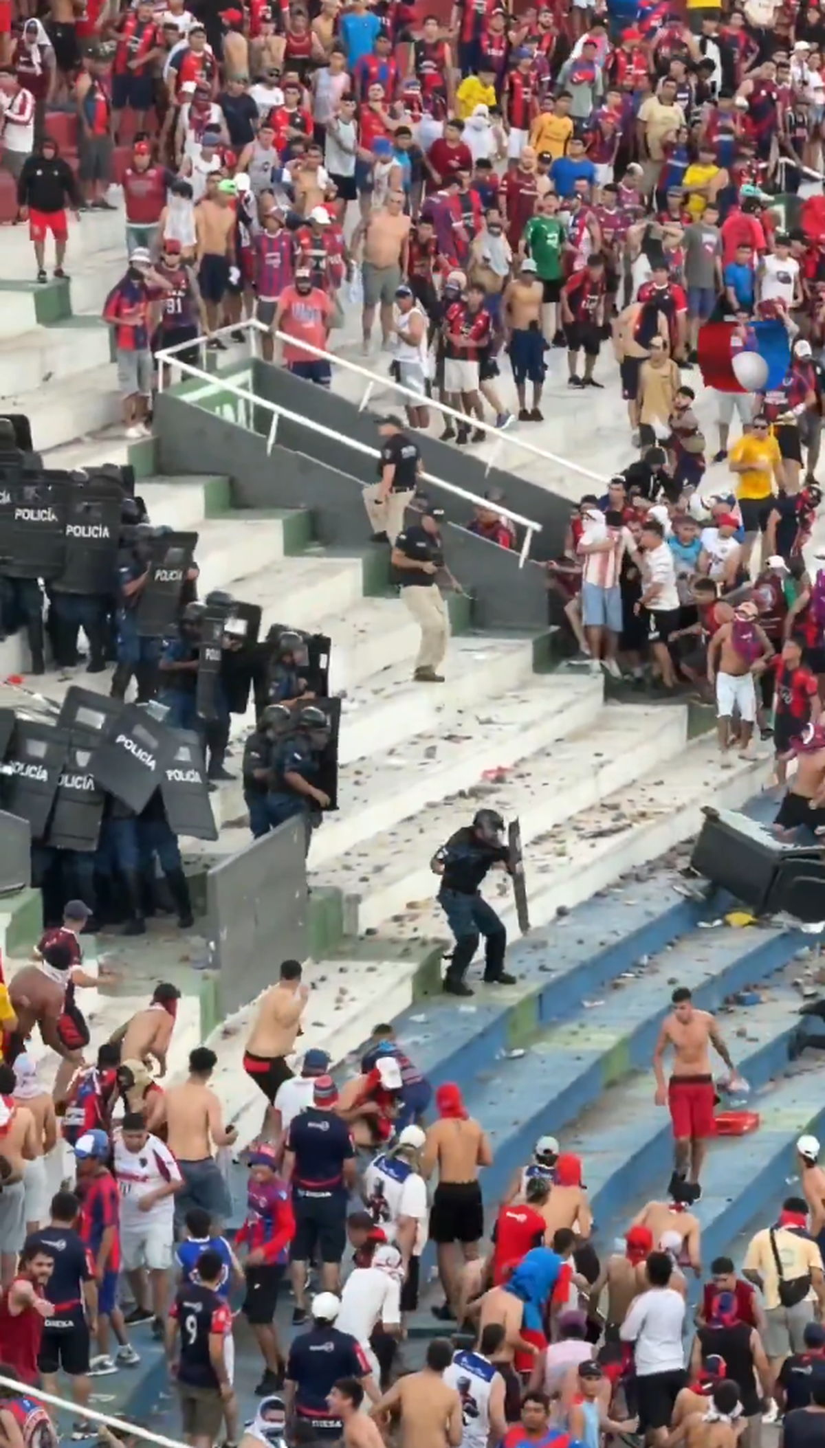 Haos la derby-ul din Paraguay! Scene șocante pe stadion
