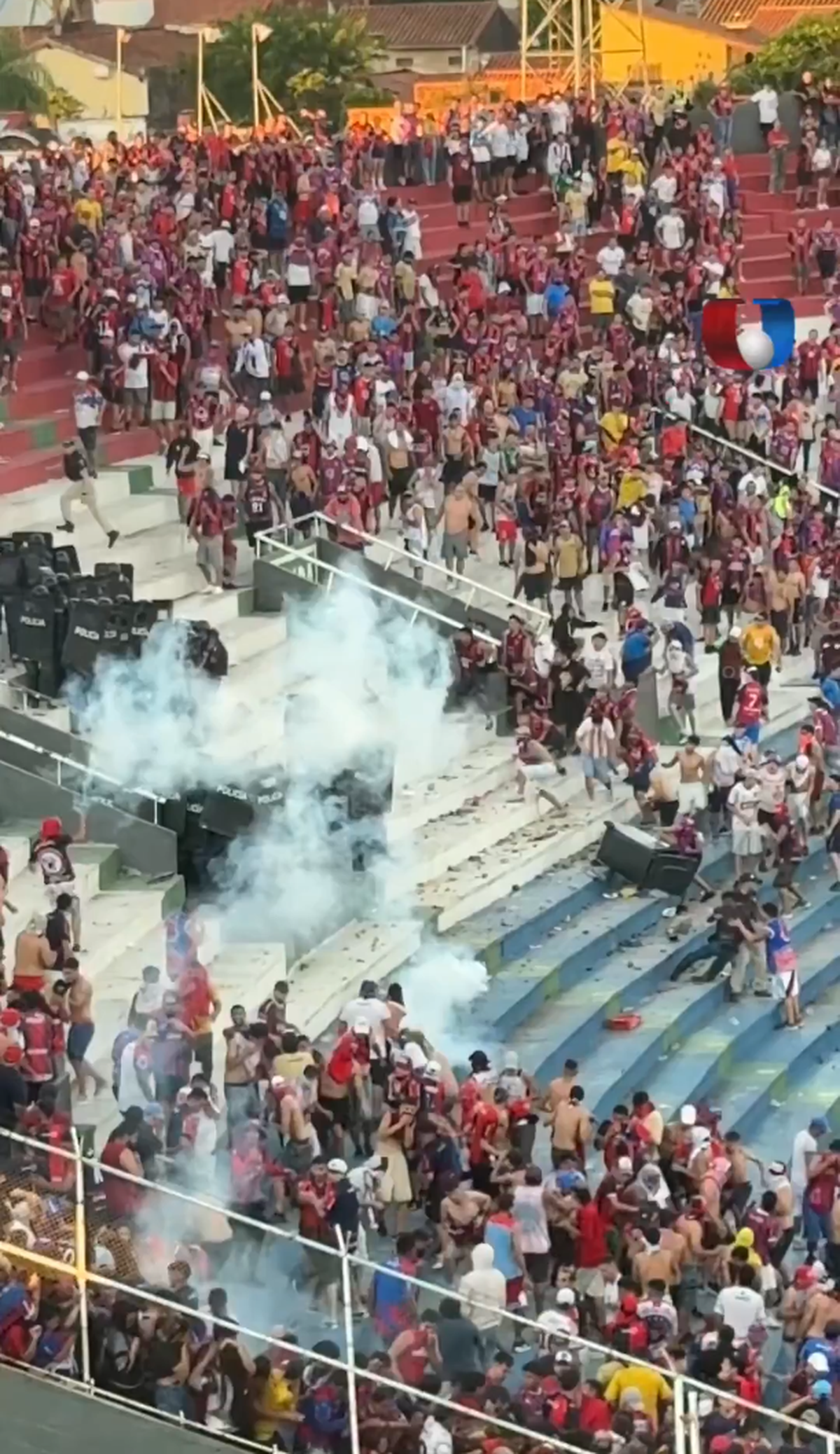 Haos la derby-ul din Paraguay! Femeie însărcinată evacuată, polițiști transportați la spital