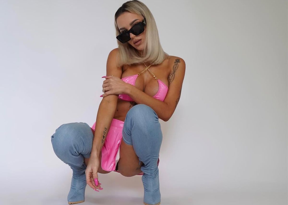 „Regina twerk-ului” s-a îmbrăcat în alb-albastru și a venit pe stadion să-și susțină soțul