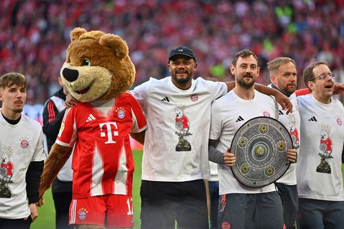 Vincent Kompany, în centrul imagini, cu tricoul de titlu cu un cacatu imprimat / Foto: Imago