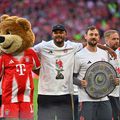 Vincent Kompany, în centrul imagini, cu tricoul de titlu cu un cacatu imprimat / Foto: Imago