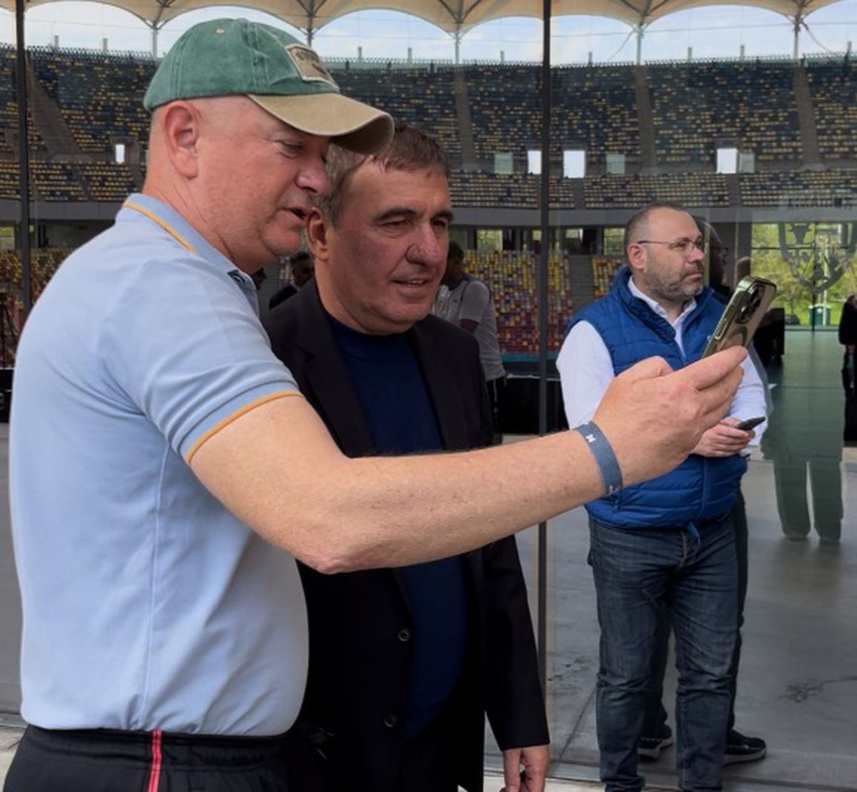 Cine e fostul fotbalist care s-a pozat cu Gică Hagi la evenimentul FRF de astăzi: au intrat în vestiarul Stelei în aceeași zi