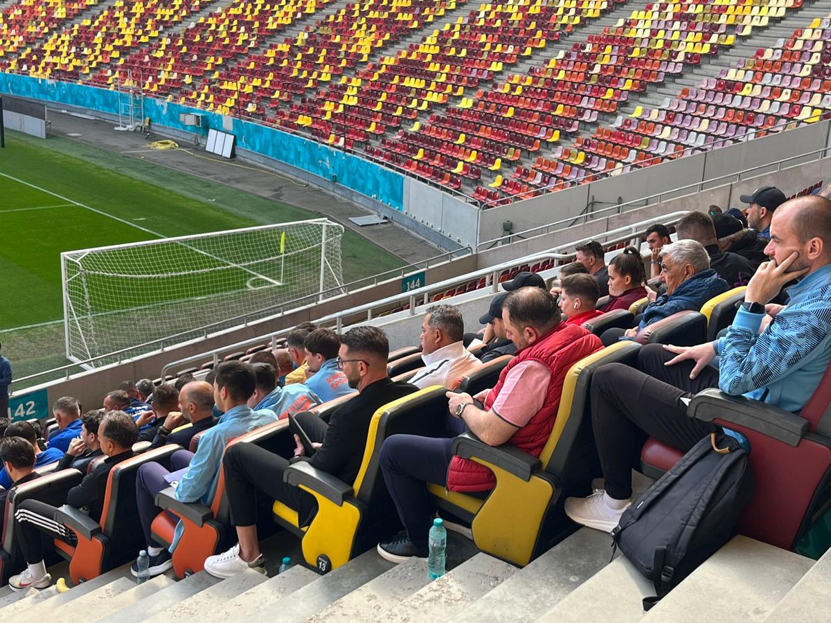 Cine e fostul fotbalist care s-a pozat cu Gică Hagi la evenimentul FRF de astăzi: au intrat în vestiarul Stelei în aceeași zi