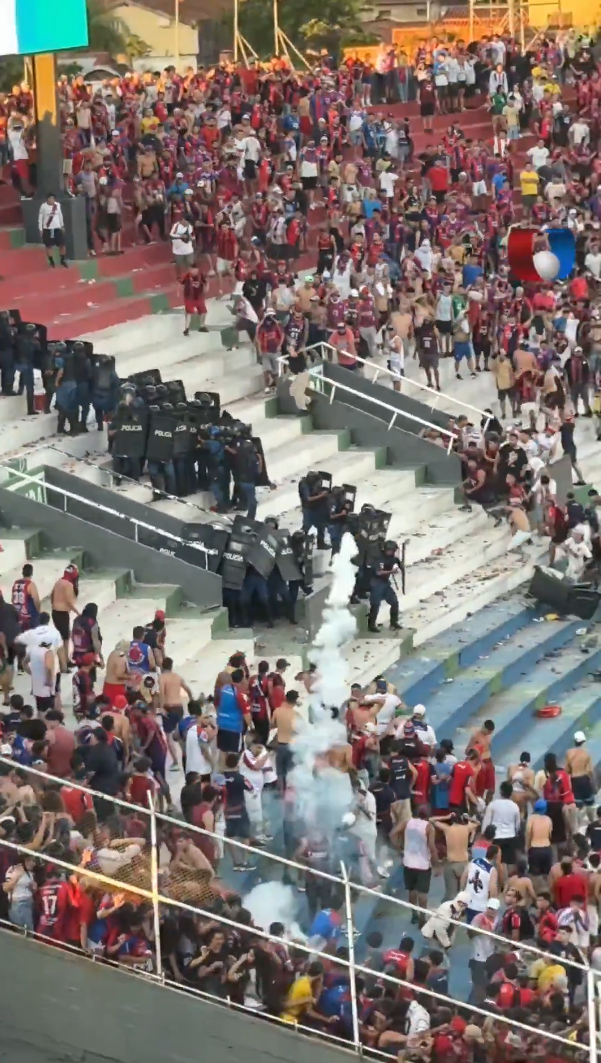 Haos la derby-ul din Paraguay! Femeie însărcinată evacuată, polițiști transportați la spital