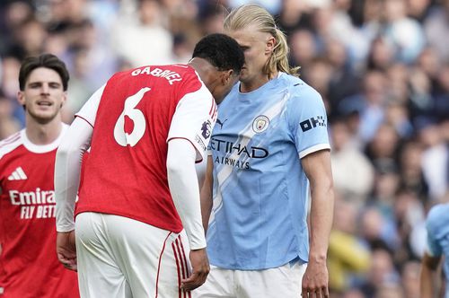 Gabriel îl împunge pe Erling Haaland cu capul în figură / Foto: Imago