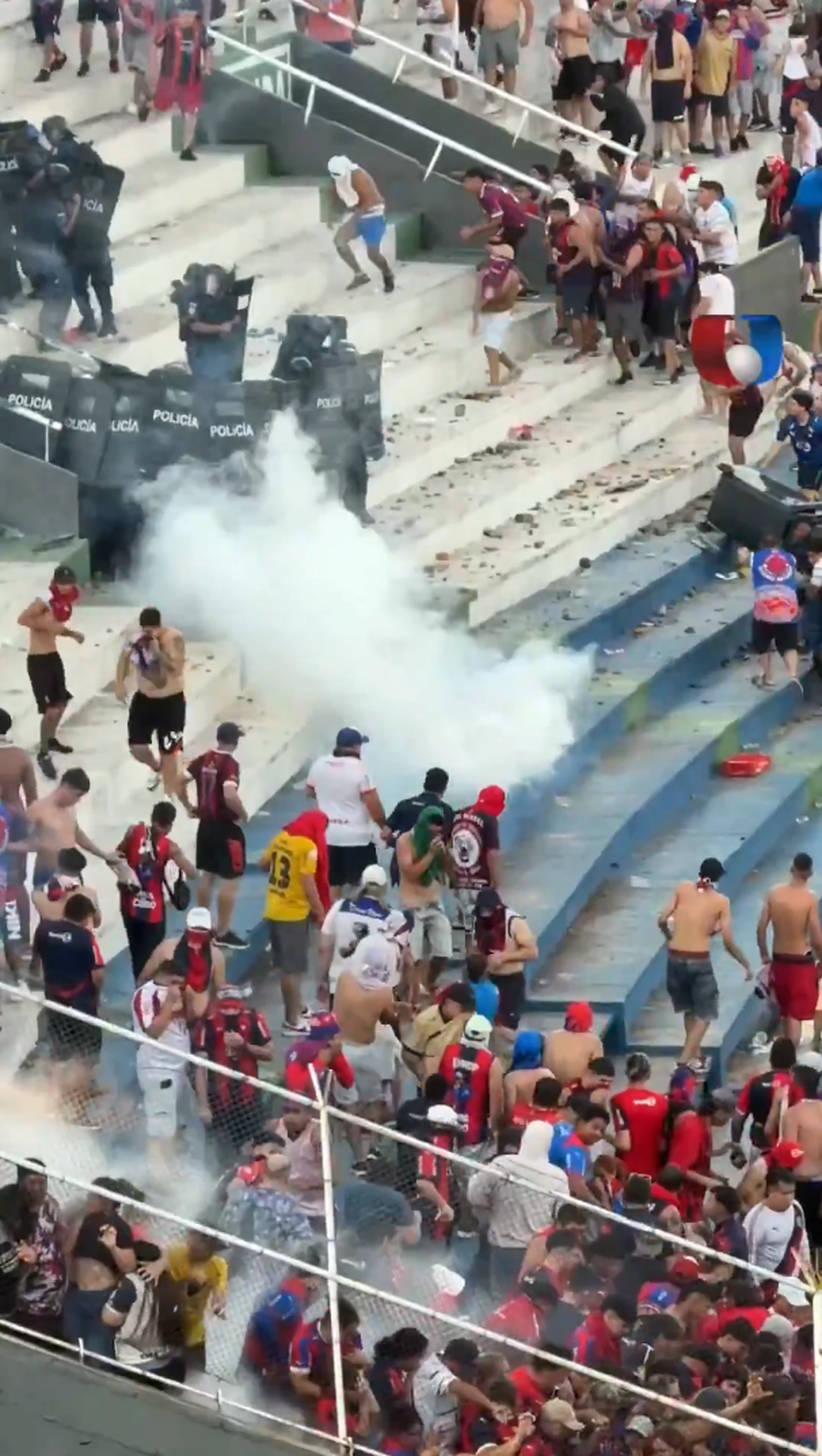 Haos la derby-ul din Paraguay! Femeie însărcinată evacuată, polițiști transportați la spital