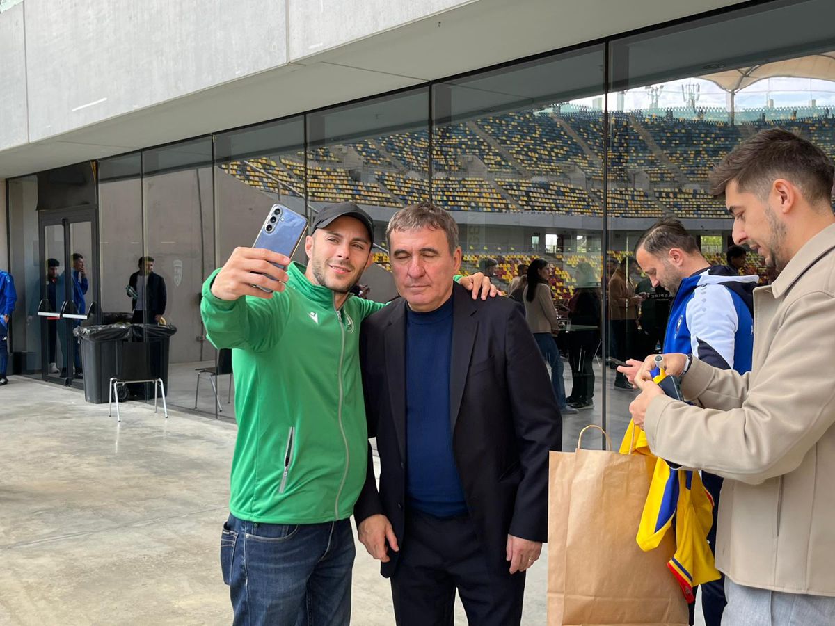 Cine e fostul fotbalist care s-a pozat cu Gică Hagi la evenimentul FRF de astăzi: au intrat în vestiarul Stelei în aceeași zi