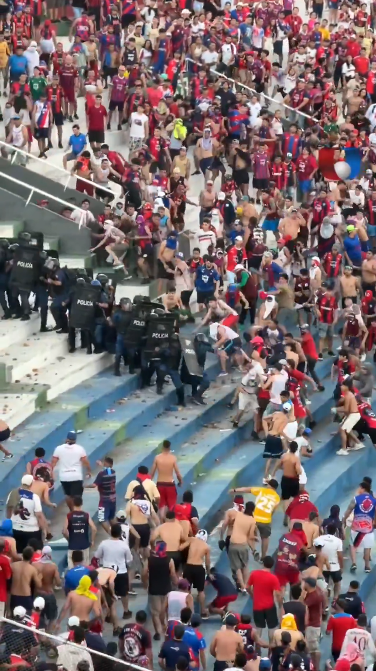 Haos la derby-ul din Paraguay! Femeie însărcinată evacuată, polițiști transportați la spital