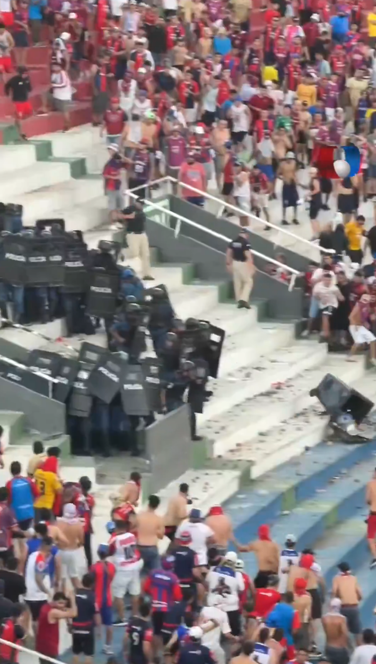 Haos la derby-ul din Paraguay! Scene șocante pe stadion
