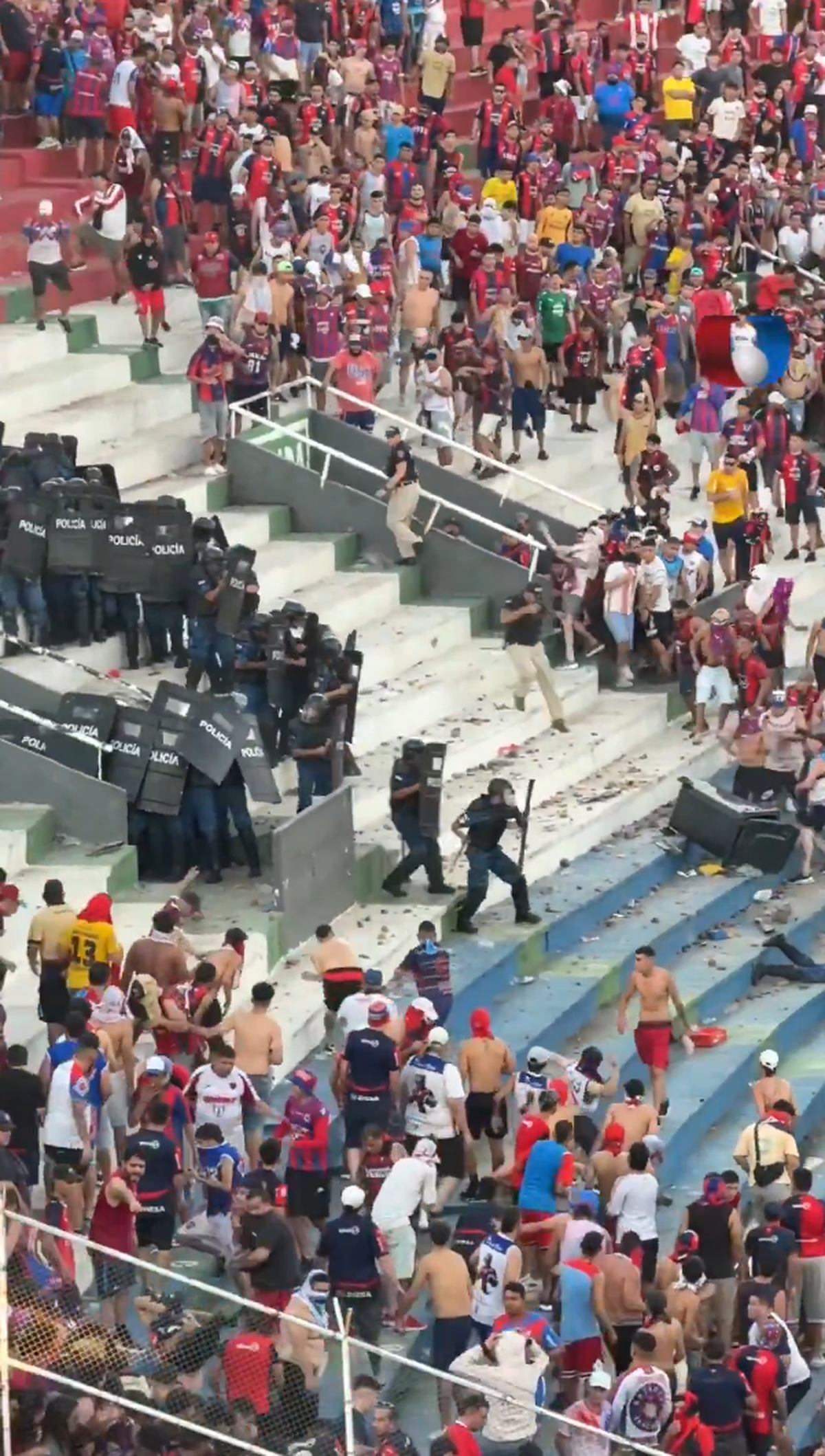 Haos la derby-ul din Paraguay! Scene șocante pe stadion