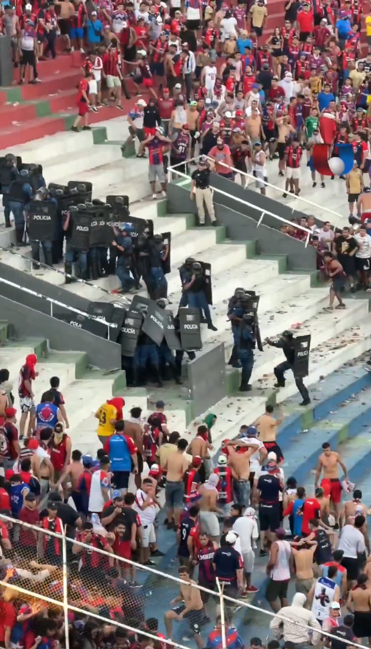 Haos la derby-ul din Paraguay! Femeie însărcinată evacuată, polițiști transportați la spital