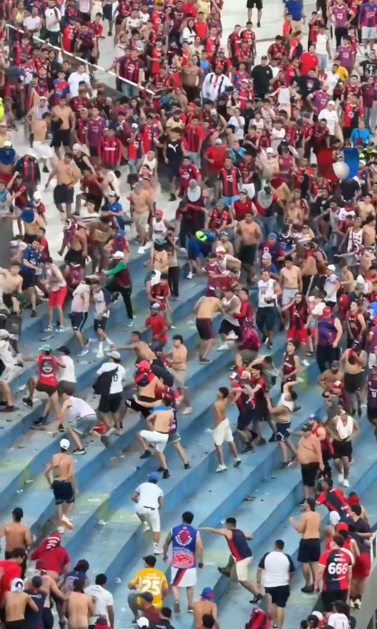 Haos la derby-ul din Paraguay! Scene șocante pe stadion