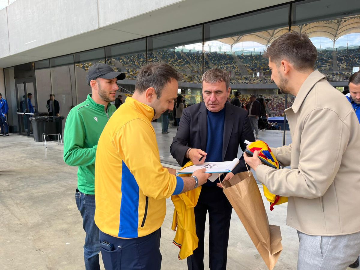 Cine e fostul fotbalist care s-a pozat cu Gică Hagi la evenimentul FRF de astăzi: au intrat în vestiarul Stelei în aceeași zi