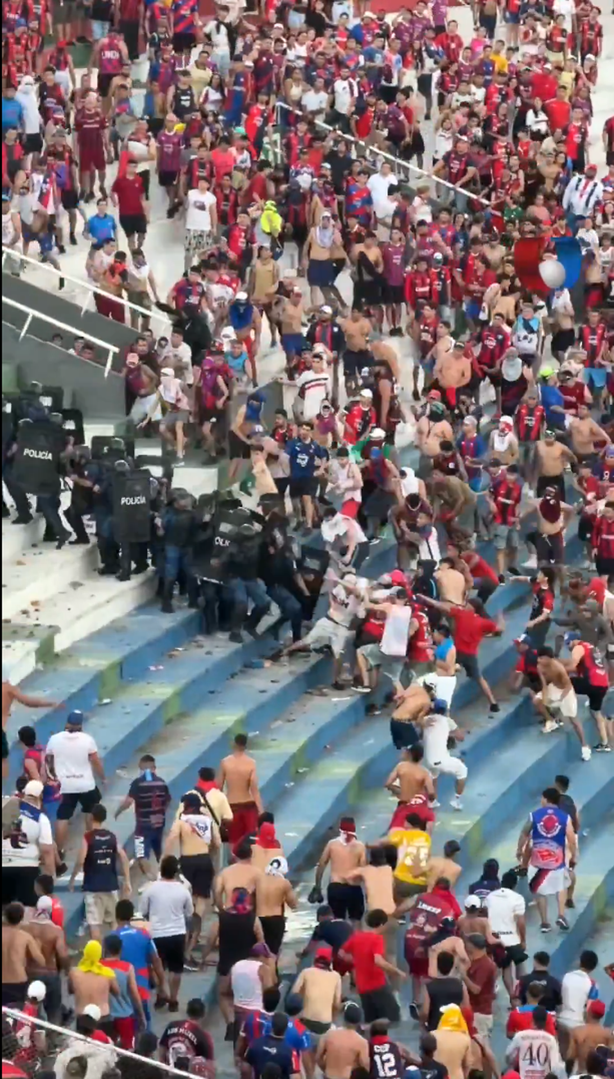 Haos la derby-ul din Paraguay! Femeie însărcinată evacuată, polițiști transportați la spital