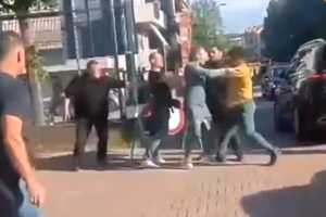 Ce nebunie! Fotbalistul Veronei s-a bătut cu un fan după meci, dintr-un motiv aiuritor