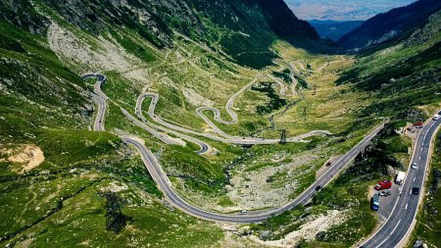 Vii la meci în București? De ce mașina închiriată bate taxiul cu 3-0