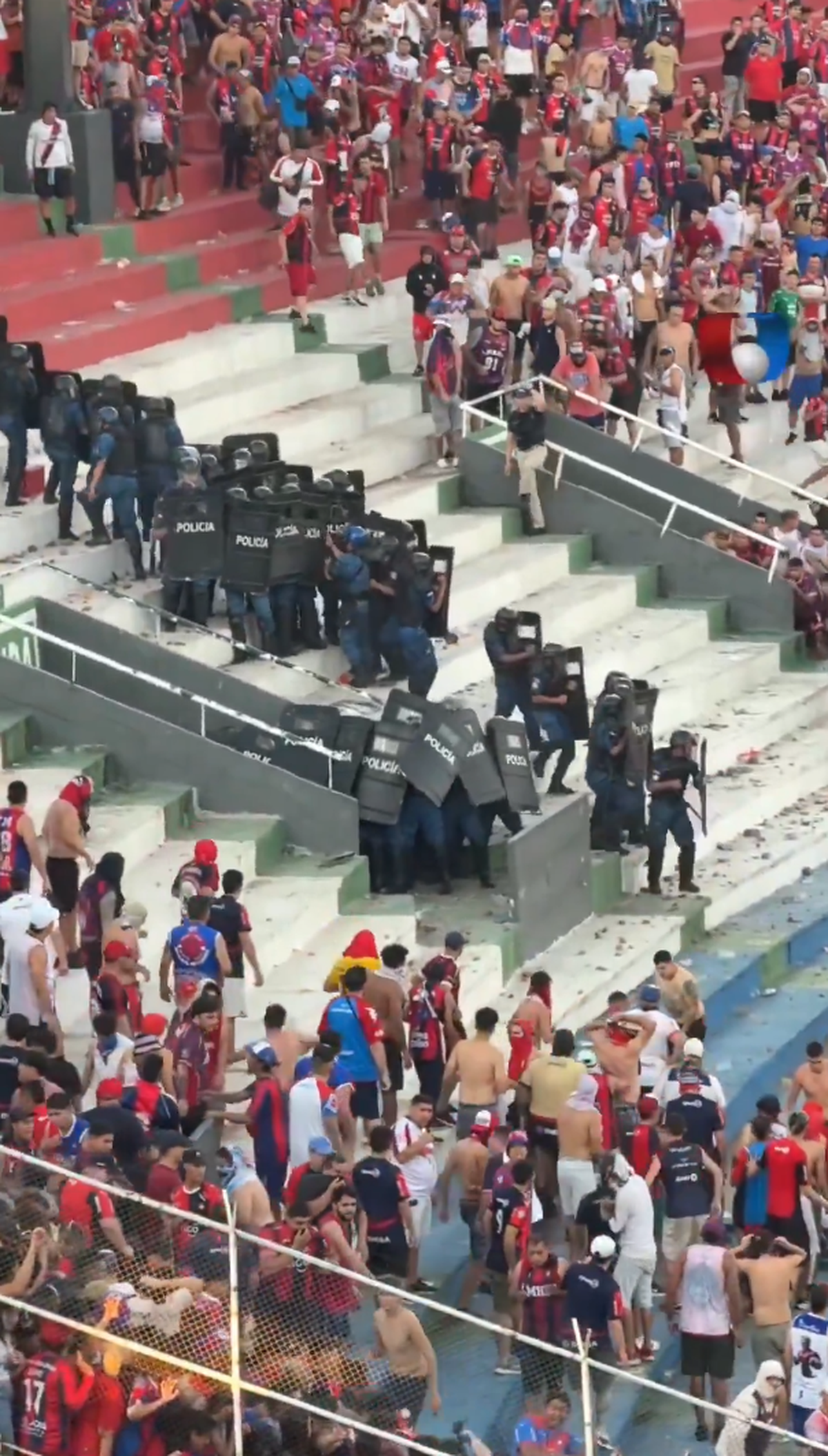 Haos la derby-ul din Paraguay! Femeie însărcinată evacuată, polițiști transportați la spital