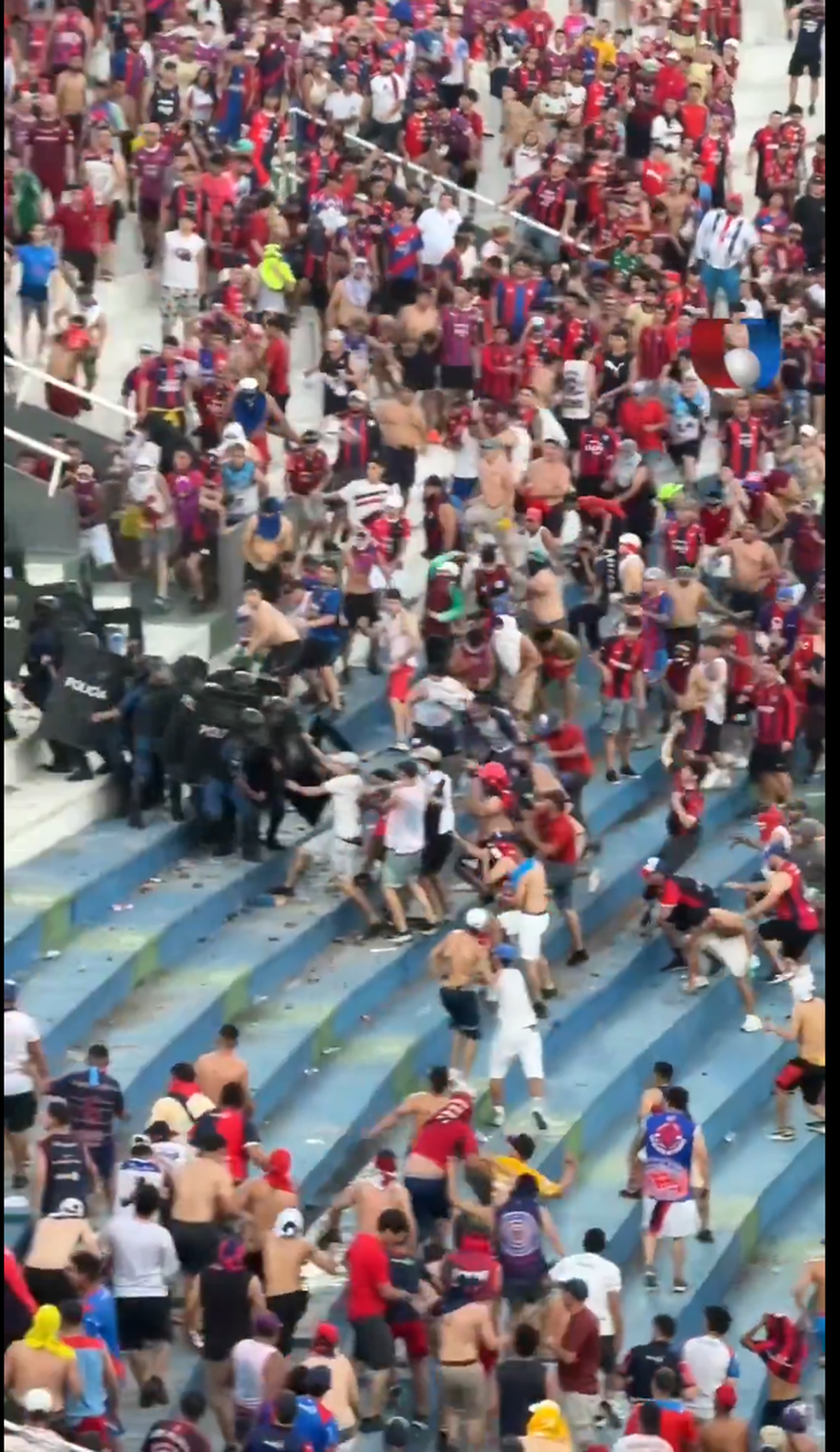 Haos la derby-ul din Paraguay! Scene șocante pe stadion